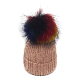 Bonnet en tricot kaki pour femme avec un grand pompon coloré en fausse fourrure dégradée