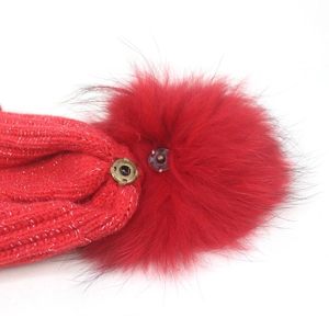 Berretto in maglia rossa da donna con pompon in ecopelliccia rimovibile e filato metallico