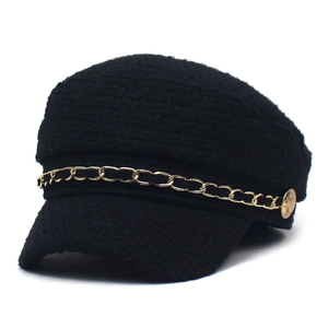 Elegante cappello newsboy in tweed nero con catena dorata e bottoni metallici da donna