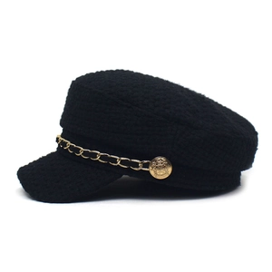 Cappello da marinaio in tweed nero da donna con catena dorata e bottone decorativo