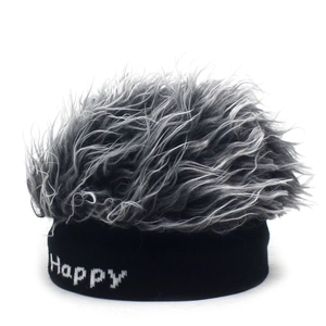 Dettaglio del berretto in maglia con capelli finti grigi e ricamo Happy sulla fascia