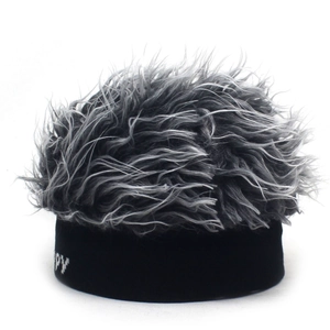 Dettaglio del cappello parrucca divertente con capelli sintetici grigi e ricamo su base nera