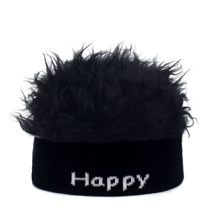 Berretto nero divertente con ricamo Happy e parrucca in finta pelliccia per feste
