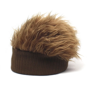 Dettaglio della trama in maglia a coste e della finta pelliccia del cappello parrucca