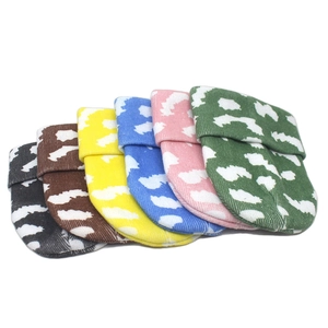 Vue détaillée de moufles en tricot pour bébé en six couleurs avec motifs de nuages