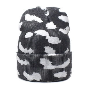 Vue détaillée de la texture en maille camouflage noir et blanc et du revers côtelé