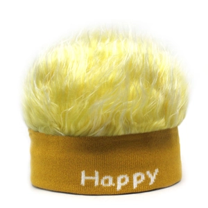 Divertente berretto giallo a maglia con scritta Happy e parrucca pelosa per feste