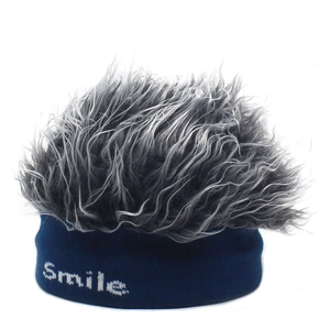 Détail du bonnet en tricot bleu marine avec perruque grise et broderie Smile