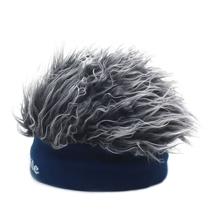 Détail du bonnet avec perruque bleu foncé, cheveux synthétiques gris argent et broderie