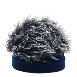 Détail du bonnet en tricot bleu avec perruque grise et noire réaliste pour hommes