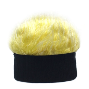 Dettaglio del berretto con parrucca colorata e risvolto in maglia nera per feste