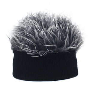 Dettaglio della trama a coste e delle ciocche di capelli sintetici grigi sul cappello