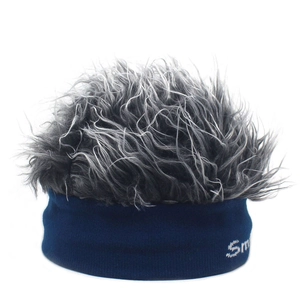 Détail d'un bonnet hip hop en tricot avec cheveux argentés et broderie Sm latérale