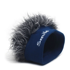 Détail du bonnet en tricot bleu marine avec broderie smile et texture de perruque