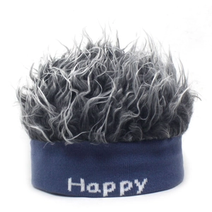 Dettaglio macro della fascia in maglia blu con ricamo Happy e parrucca grigia folta