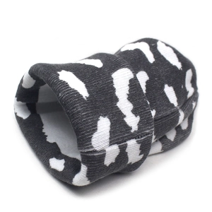 Détail d'un bonnet en maille douce avec un motif moucheté noir et blanc chic