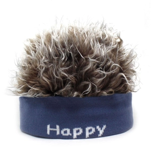 Dettaglio della fascia in maglia divertente con parrucca marrone e scritta Happy