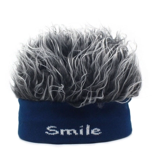 Bonnet perruque créatif pour hommes avec base en tricot bleu et broderie smile blanche
