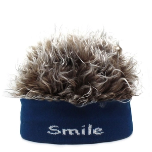 Détail du bonnet avec perruque, cheveux gris duveteux et broderie smile blanche