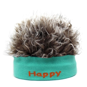 Dettaglio fascia in maglia verde menta con scritta Happy e capelli sintetici ricci