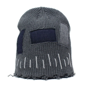 Berretto in maglia grigio scuro vintage con dettagli patchwork e bordi sfrangiati urban