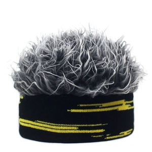Détail d'un bonnet en tricot créatif avec fibres de perruque grises et motif jaune