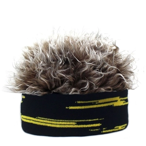 Détail du bonnet en maille avec perruque duveteuse et rayures jaunes style hip-hop