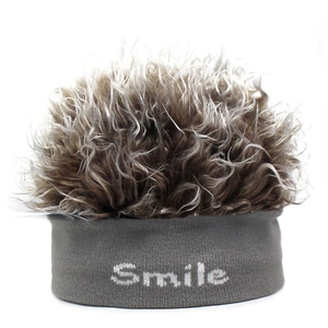 Bonnet tricoté gris amusant avec broderie Smile et cheveux bouclés bruns pour hommes
