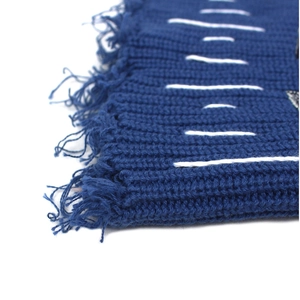 Berretto in maglia blu scuro invecchiato con toppe vintage e trama a coste per uomo e donna