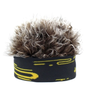 Détail d'un bandeau perruque créatif avec rayures jaunes et faux cheveux bouclés marron