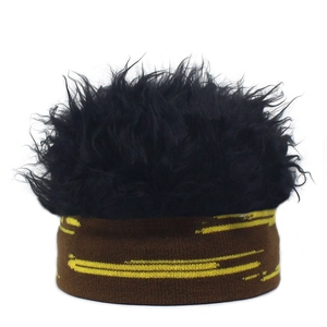 Détail du bonnet en tricot créatif avec cheveux synthétiques noirs et rayures jaunes