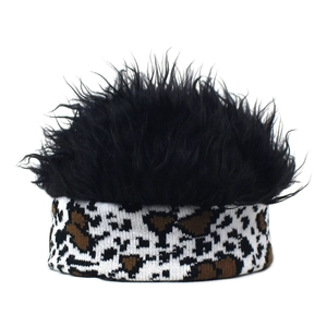 Détail d'un bonnet en tricot avec perruque en fausse fourrure noire et motif animal