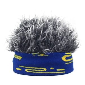 Détail d'un bandeau tricoté bleu avec perruque grise et motifs géométriques jaunes