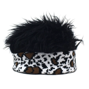 Bonnet hip-hop avec perruque en fausse fourrure noire et bord tricoté léopard