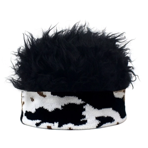 Gros plan détaillé sur le faux fourrure et le motif tricoté vache du bonnet créatif