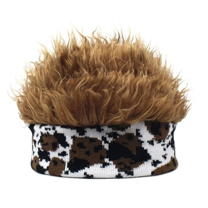 Détail d'un bonnet hip-hop avec perruque brune et bordure en tricot imprimé animal