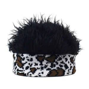 Gros plan détaillé du bonnet fantaisie avec faux cheveux noirs et bandeau imprimé léopard
