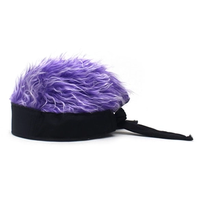 Détail de la perruque amusante en fourrure violette avec bandeau noir réglable