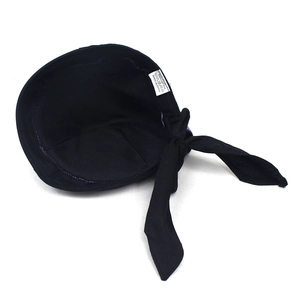 Détail de l'étiquette 100% coton et de la sangle intérieure de ce bonnet de style hip hop