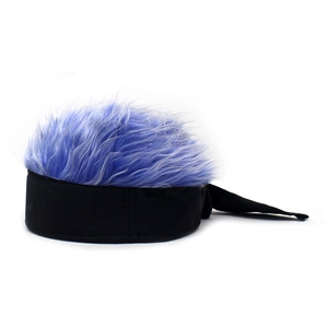 Détail du chapeau hip-hop amusant avec base en tissu noir et perruque de cheveux bleus
