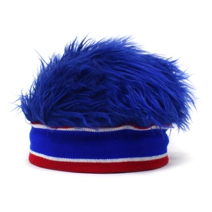 Dettaglio della parrucca di peluche blu reale con fascia a strisce rosse bianche e blu