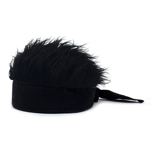 Détail d'un bonnet perruque noir à pointes inspiré par les coiffures d'anime