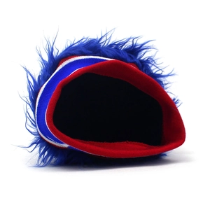 Dettaglio della trama in peluche blu con fascia elastica in maglia a righe rosse e bianche