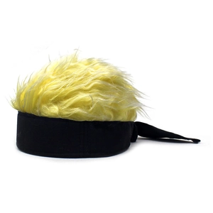 Vue macro d'un bonnet perruque jaune créatif avec bandeau noir pour cosplay et fêtes