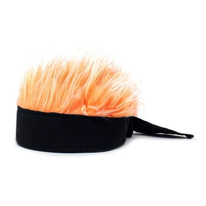 Détail du bonnet perruque de cosplay orange vif avec un bandeau en coton noir