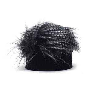 Retro zwarte fluwelen pillbox hoed met elegante zwart-wit gevlekte veren decoratie