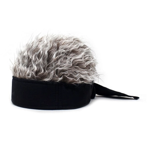 Vue détaillée d'une perruque bouclée grise sur un bandeau en tissu noir
