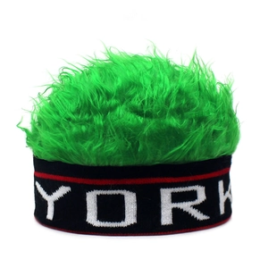 Dettaglio del berretto con parrucca verde neon e ricamo YORK su maglia elastica