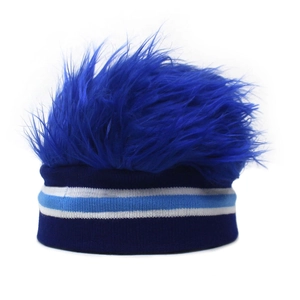 Detalle de gorro de peluca de piel sintética azul con base de punto de rayas creativas