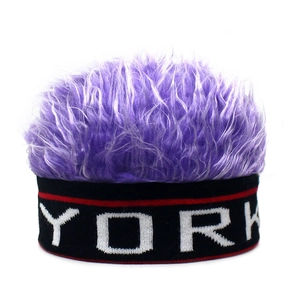 Berretto creativo in maglia con parrucca in pile viola e ricamo lettere New York